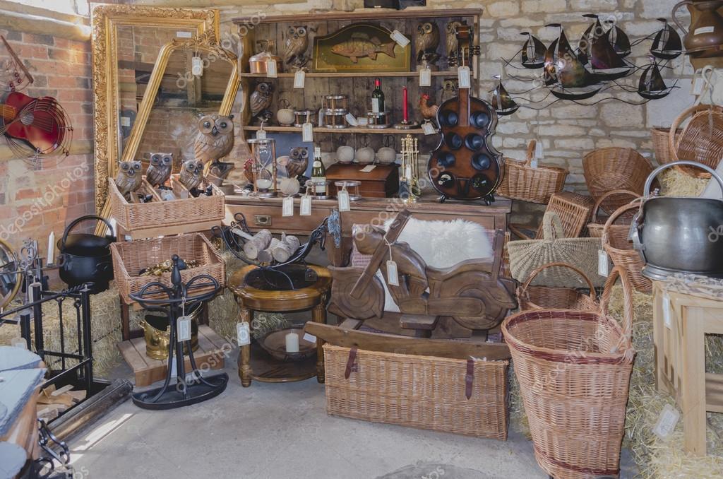Objets, paniers et meubles anciens triés lors d’un vide maison